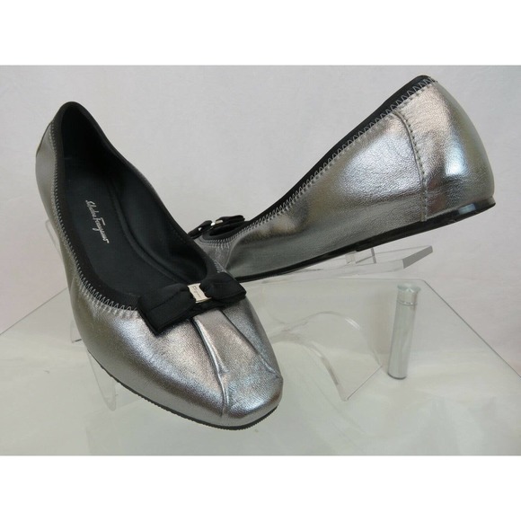 SALVATORE FERRAGAMO MY JOY METALLIC SILVER LEATHER GANCINI BIT BOW 9 C